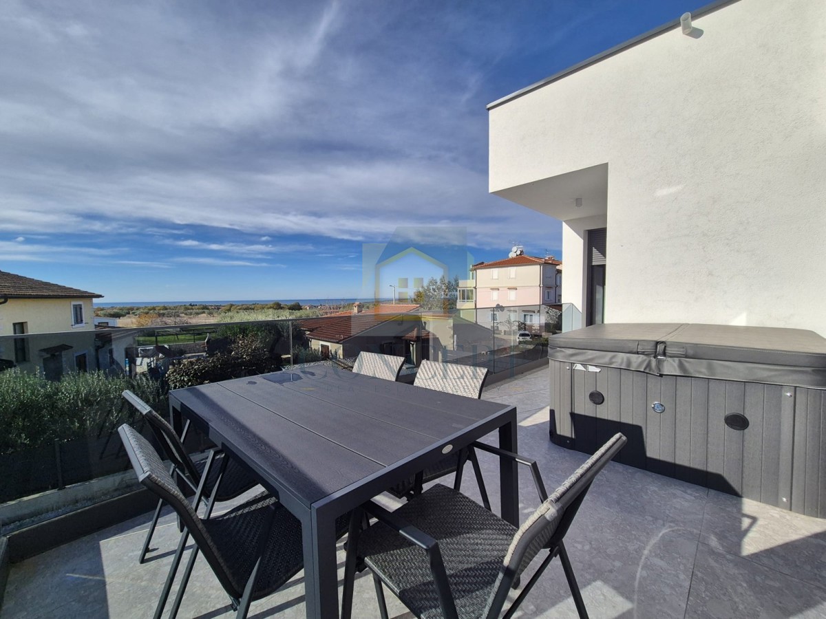 Poreč, dintorni, Appartamento al 1° piano con tre camere da letto e vista mare, 4 km dal mare