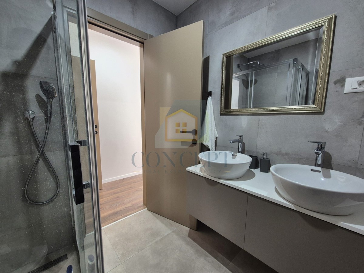 Poreč, dintorni, Appartamento al 1° piano con tre camere da letto e vista mare, 4 km dal mare