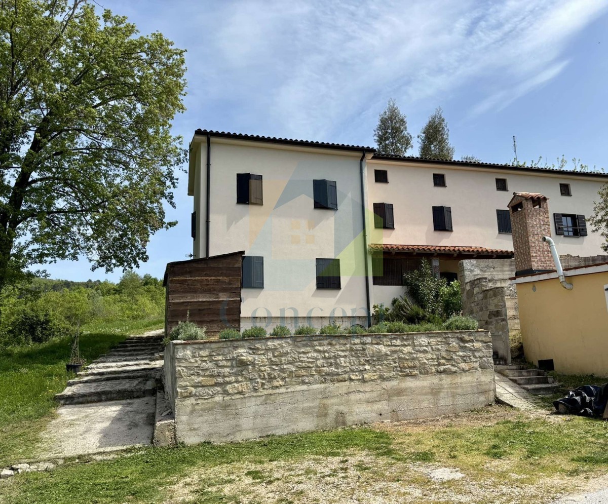 Istra, Grožnjan, Casa bifamiliare con 4 unità abitative e giardino