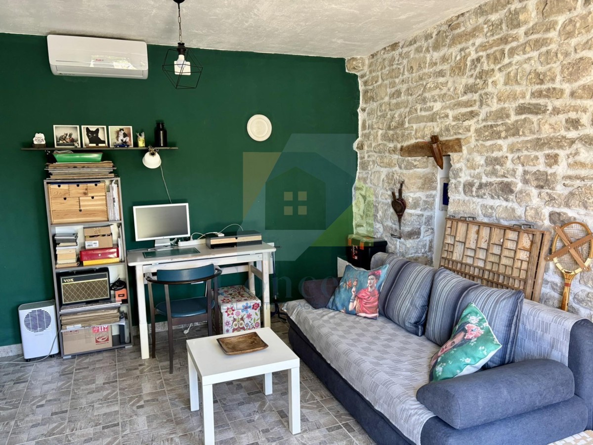 Istra, Grožnjan, Casa bifamiliare con 4 unità abitative e giardino