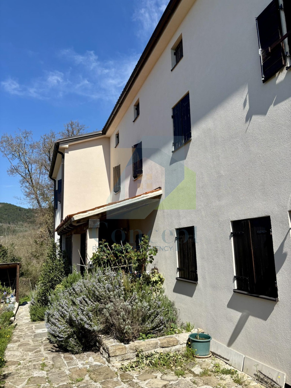 Istra, Grožnjan, Casa bifamiliare con 4 unità abitative e giardino