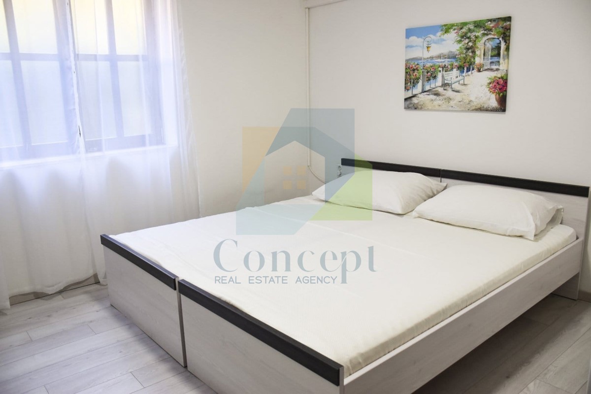 Poreč, centro più ampio, Appartamento e monolocale al piano terra di un edificio di piccole dimensioni, 400 m dal mare.