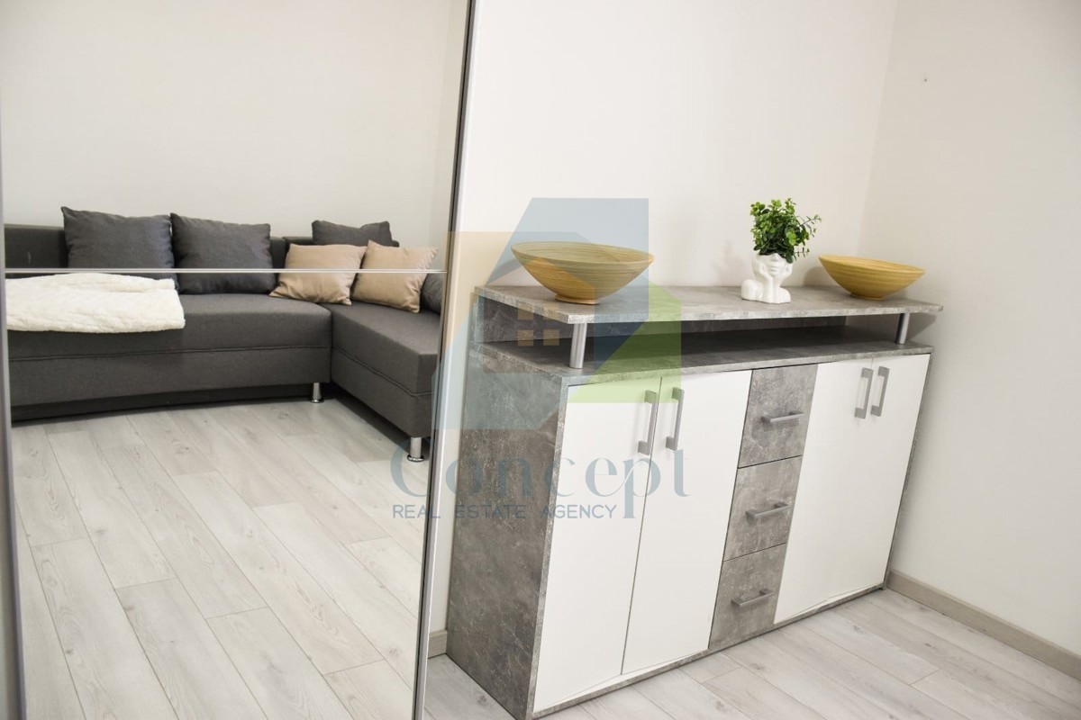 Poreč, centro più ampio, Appartamento e monolocale al piano terra di un edificio di piccole dimensioni, 400 m dal mare.