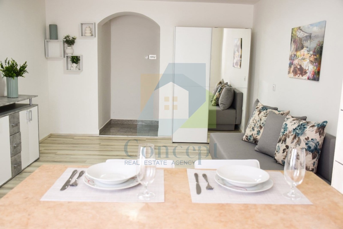 Poreč, centro più ampio, Appartamento e monolocale al piano terra di un edificio di piccole dimensioni, 400 m dal mare.