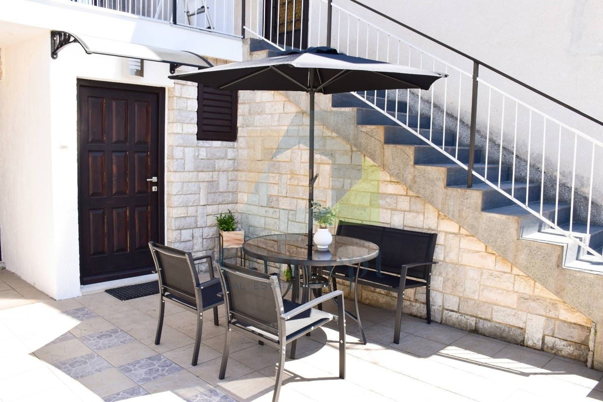 Poreč, centro più ampio, Appartamento e monolocale al piano terra di un edificio di piccole dimensioni, 400 m dal mare.