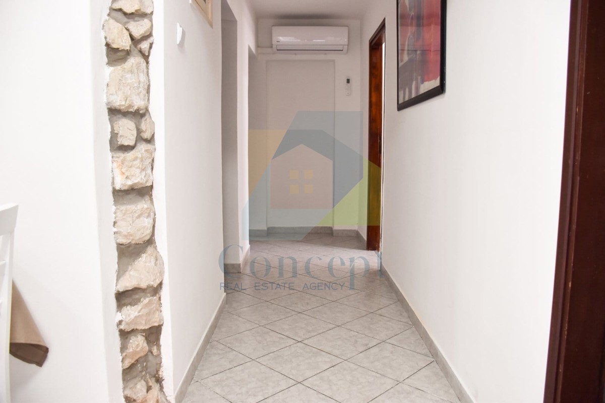 Poreč, centro più ampio, Appartamento e monolocale al piano terra di un edificio di piccole dimensioni, 400 m dal mare.