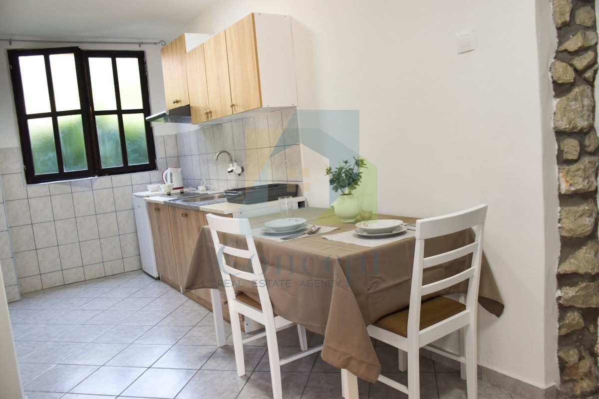 Poreč, centro più ampio, Appartamento e monolocale al piano terra di un edificio di piccole dimensioni, 400 m dal mare.