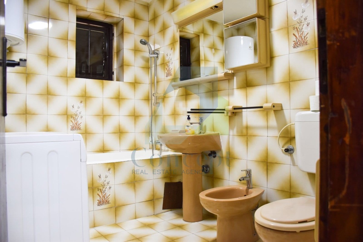 Poreč, centro più ampio, Appartamento e monolocale al piano terra di un edificio di piccole dimensioni, 400 m dal mare.