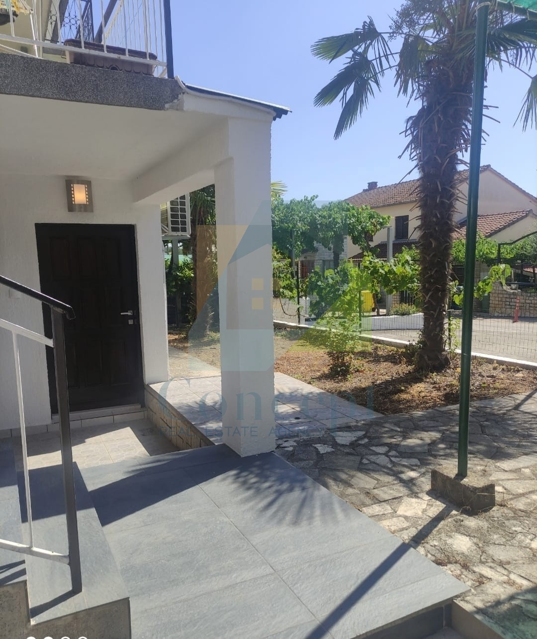 Poreč, centro più ampio, Appartamento e monolocale al piano terra di un edificio di piccole dimensioni, 400 m dal mare.