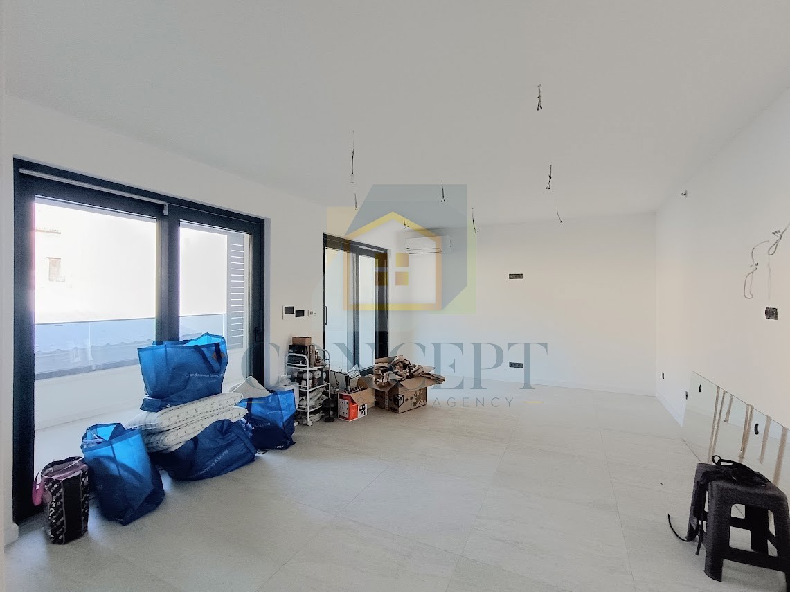 Poreč, centro, Appartamento al 2° piano di un nuovo edificio di lusso con garage, a 200 m dal mare