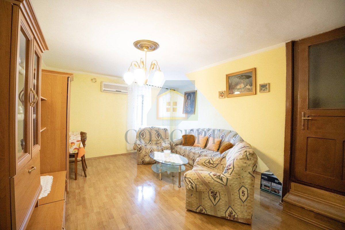 Poreč, dintorni, Casa a schiera e rudere con giardino da ristrutturare, 19 km dal mare