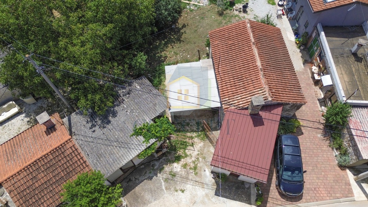 Poreč, dintorni, Casa a schiera e rudere con giardino da ristrutturare, 19 km dal mare