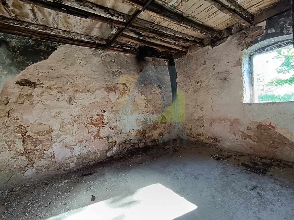 Poreč, dintorni, Casa in pietra con giardino da ristrutturare in posizione tranquilla