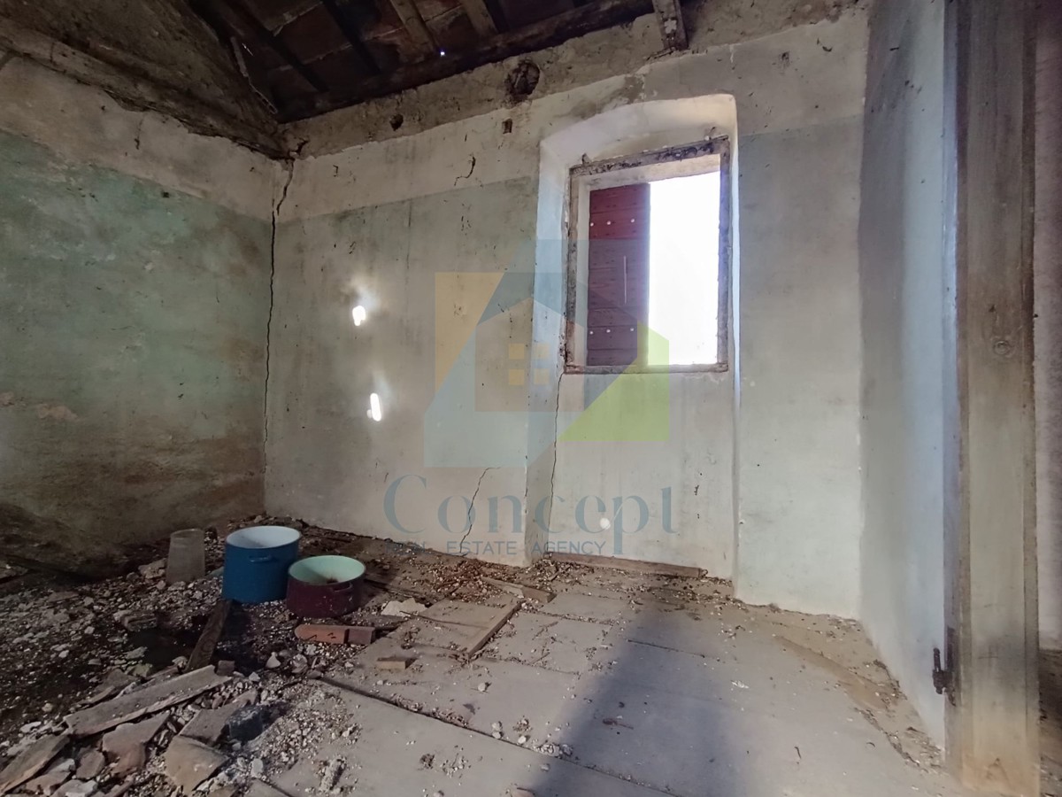 Poreč, dintorni, Casa in pietra con giardino da ristrutturare in posizione tranquilla