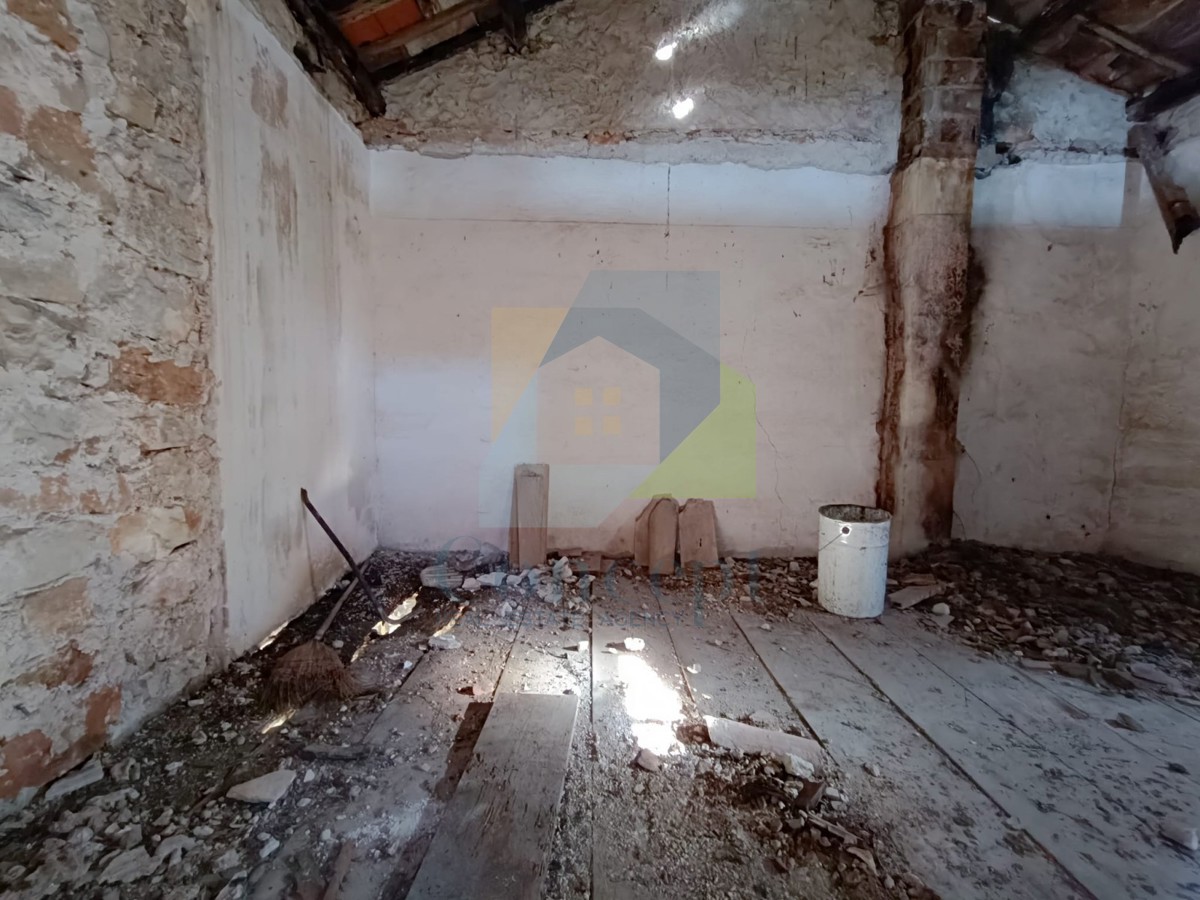 Poreč, dintorni, Casa in pietra con giardino da ristrutturare in posizione tranquilla