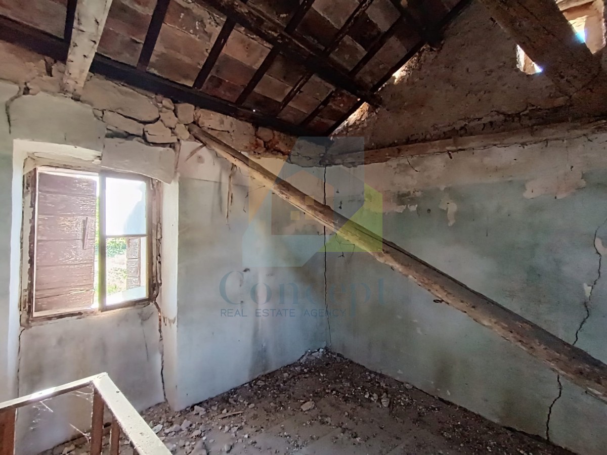 Poreč, dintorni, Casa in pietra con giardino da ristrutturare in posizione tranquilla