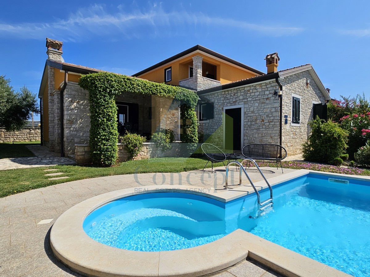 Poreč, dintorni, Lussuosa villa con piscina e splendido giardino a 5 km dal mare