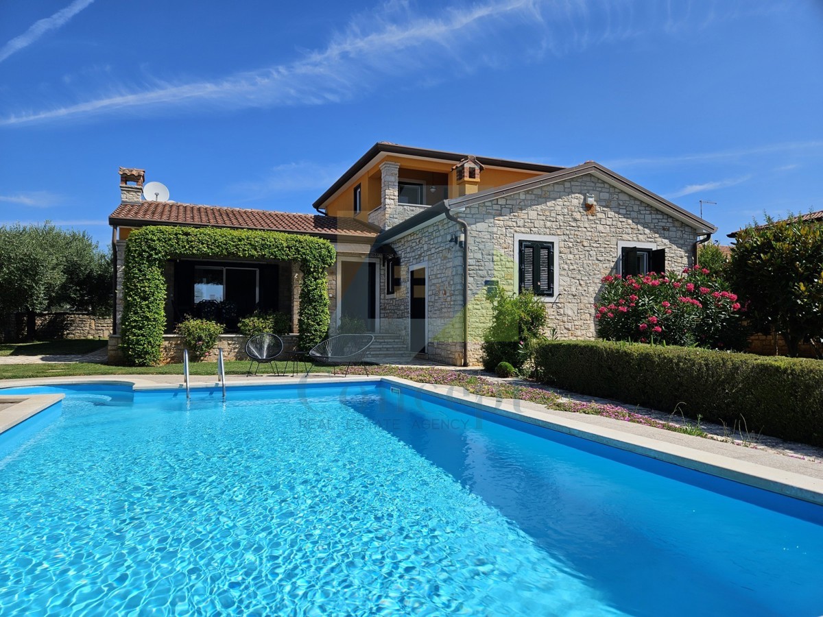 Poreč, dintorni, Lussuosa villa con piscina e splendido giardino a 5 km dal mare