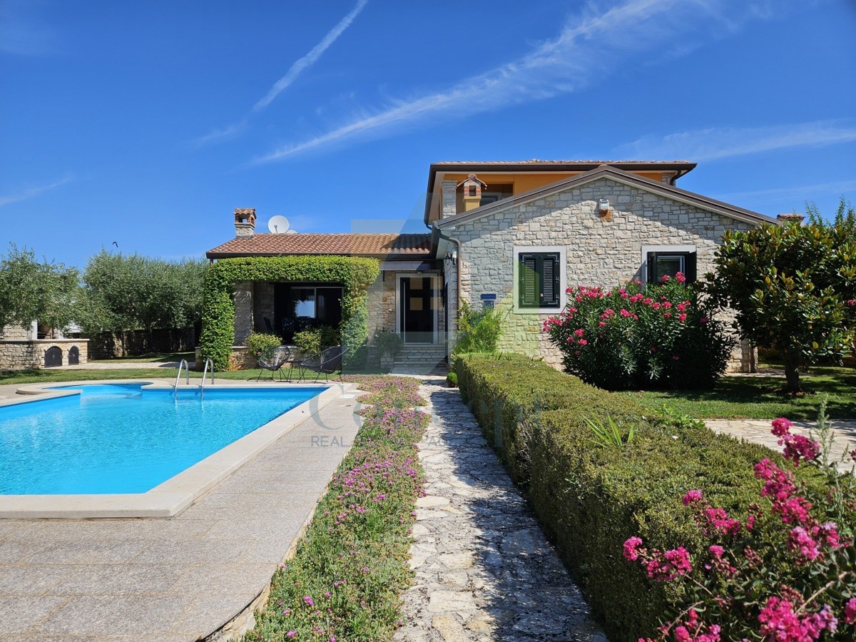 Poreč, dintorni, Lussuosa villa con piscina e splendido giardino a 5 km dal mare