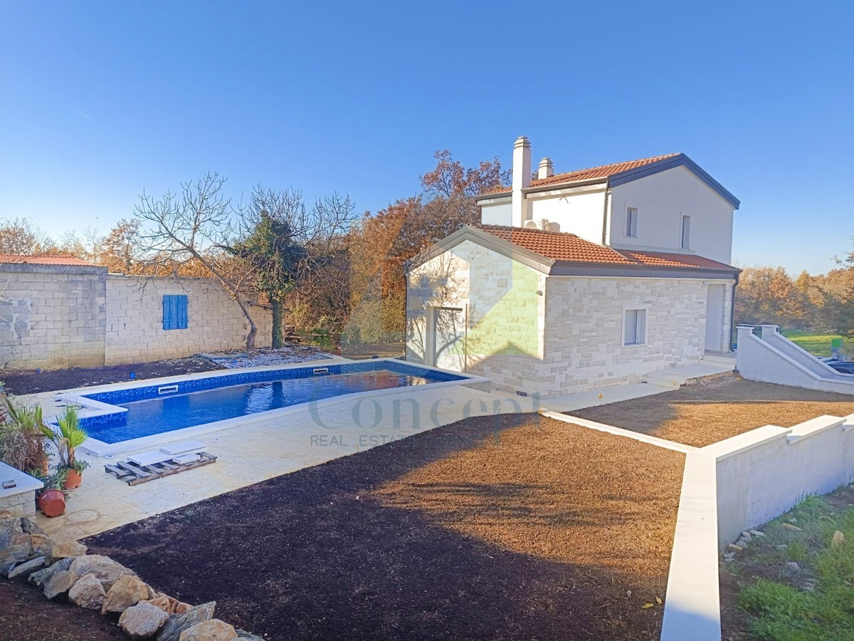 Poreč, dintorni, Casa con tre camere da letto e piscina in posizione tranquilla a 11 km dal mare