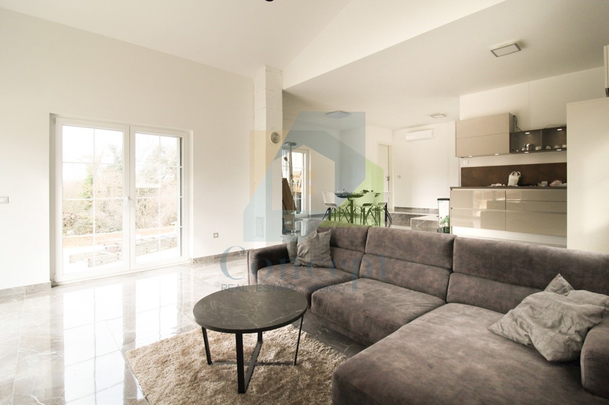 Poreč, dintorni, Casa con tre camere da letto e piscina in posizione tranquilla a 11 km dal mare