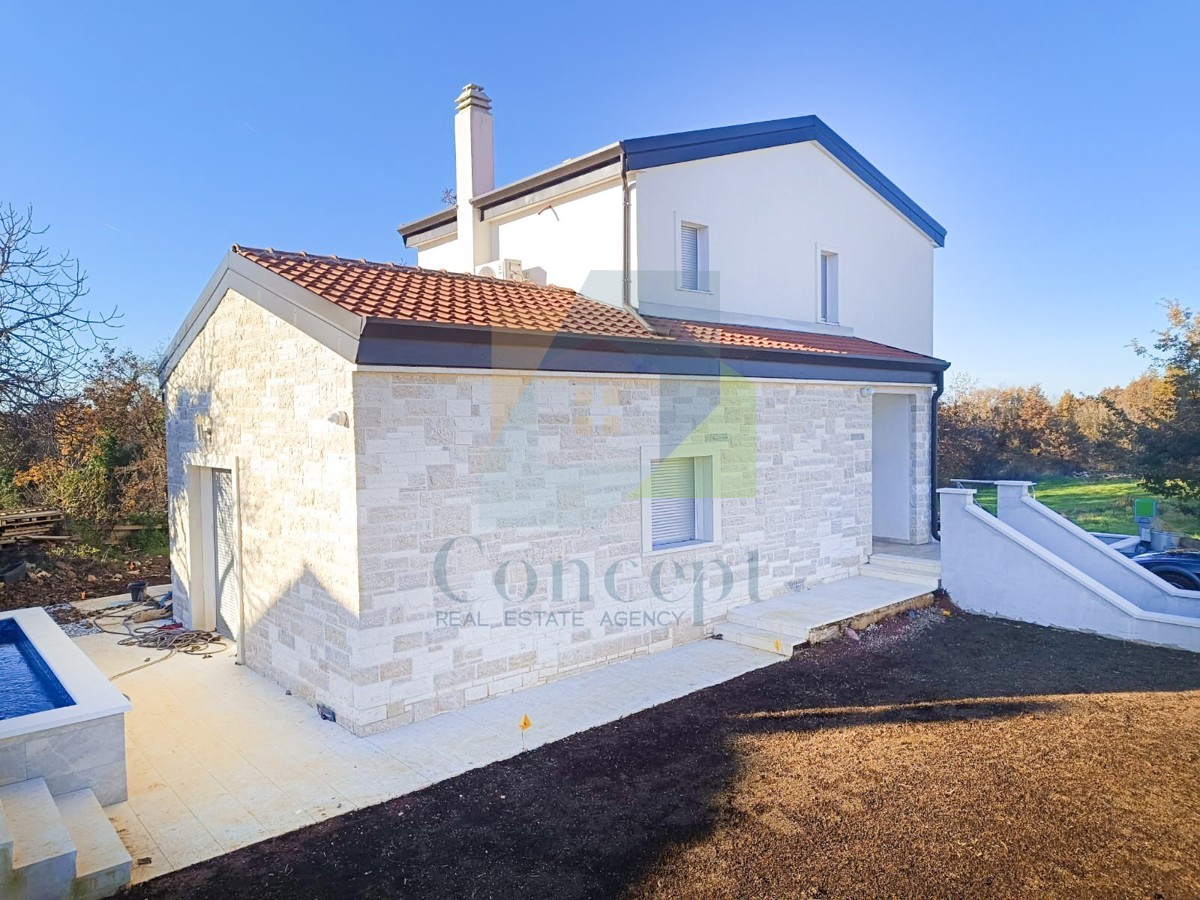 Poreč, dintorni, Casa con tre camere da letto e piscina in posizione tranquilla a 11 km dal mare