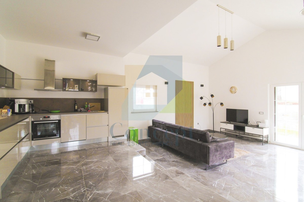 Poreč, dintorni, Casa con tre camere da letto e piscina in posizione tranquilla a 11 km dal mare