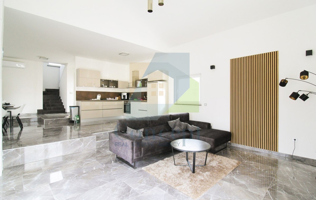 Poreč, dintorni, Casa con tre camere da letto e piscina in posizione tranquilla a 11 km dal mare