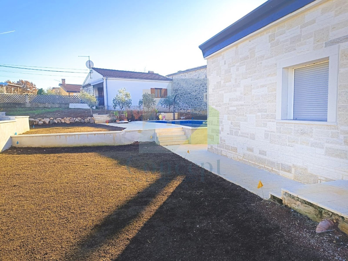 Poreč, dintorni, Casa con tre camere da letto e piscina in posizione tranquilla a 11 km dal mare