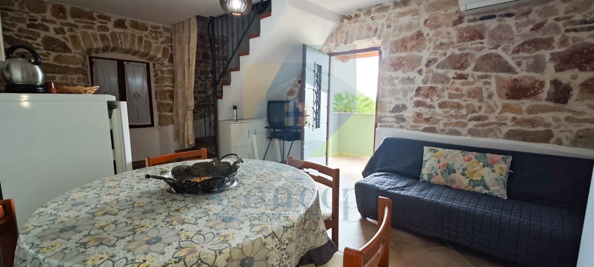 Poreč, dintorni, Casa in pietra con ampio giardino e vista mare, a 5 km dal mare