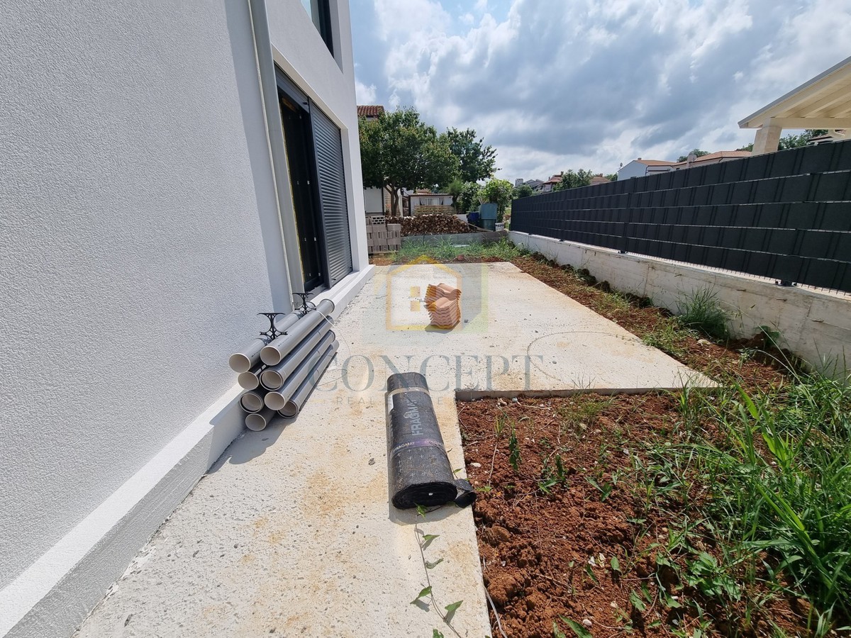 Poreč, zona circostante, Doppia casa con giardino in ottima posizione, 3 km dal mare