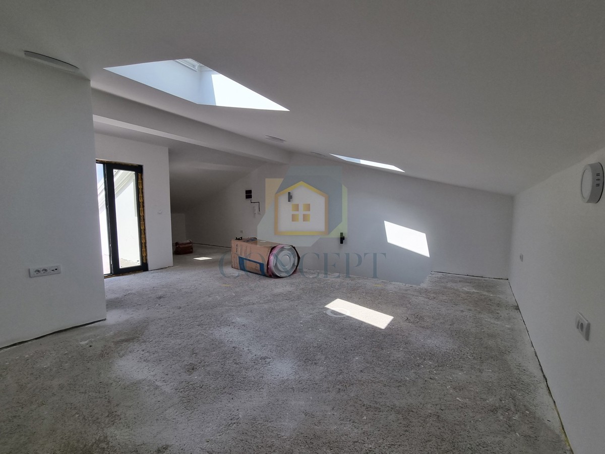 Poreč, zona circostante, Doppia casa con giardino in ottima posizione, 3 km dal mare