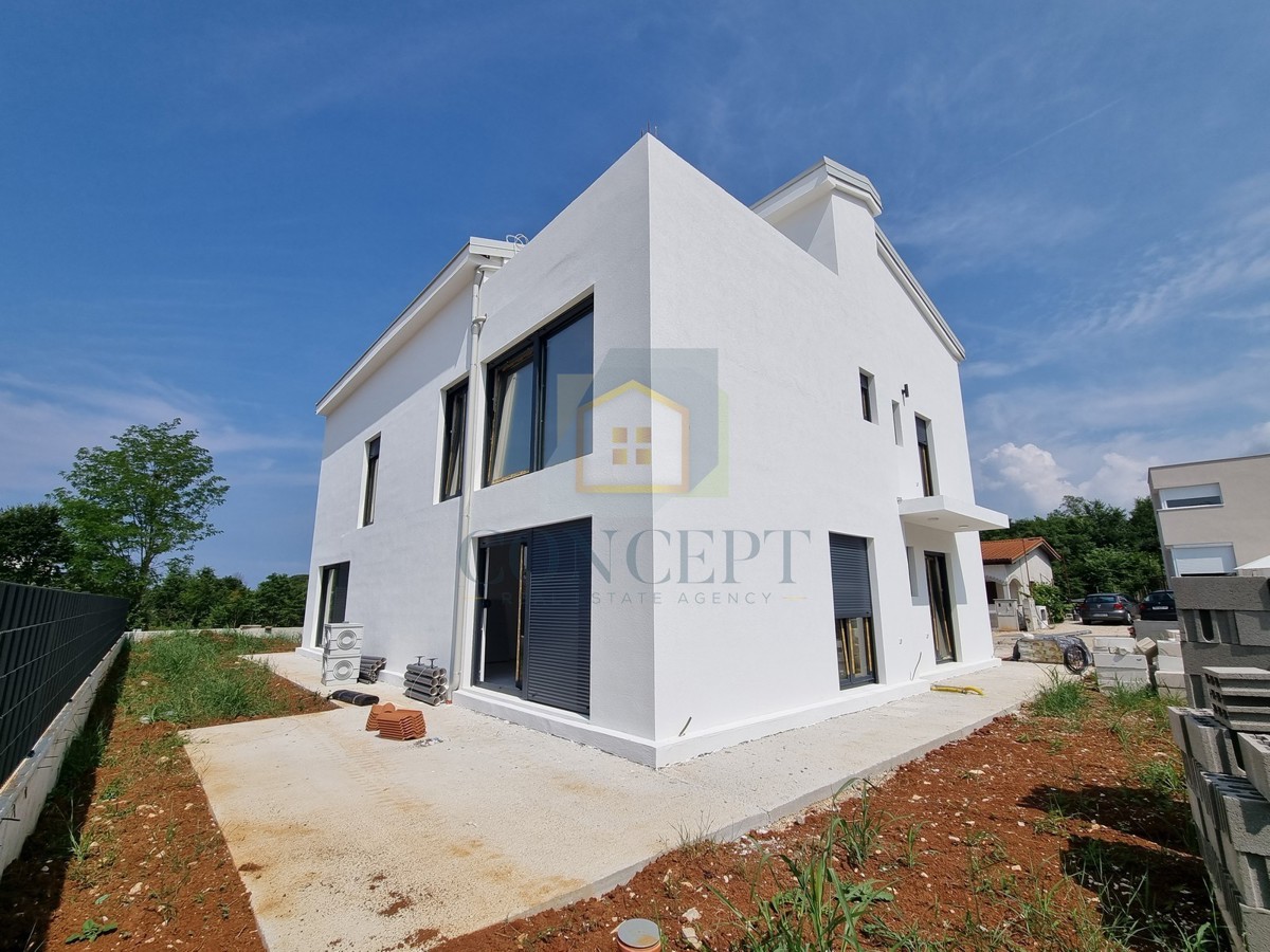 Poreč, zona circostante, Doppia casa con giardino in ottima posizione, 3 km dal mare