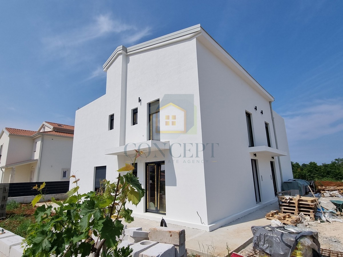 Poreč, zona circostante, Doppia casa con giardino in ottima posizione, 3 km dal mare