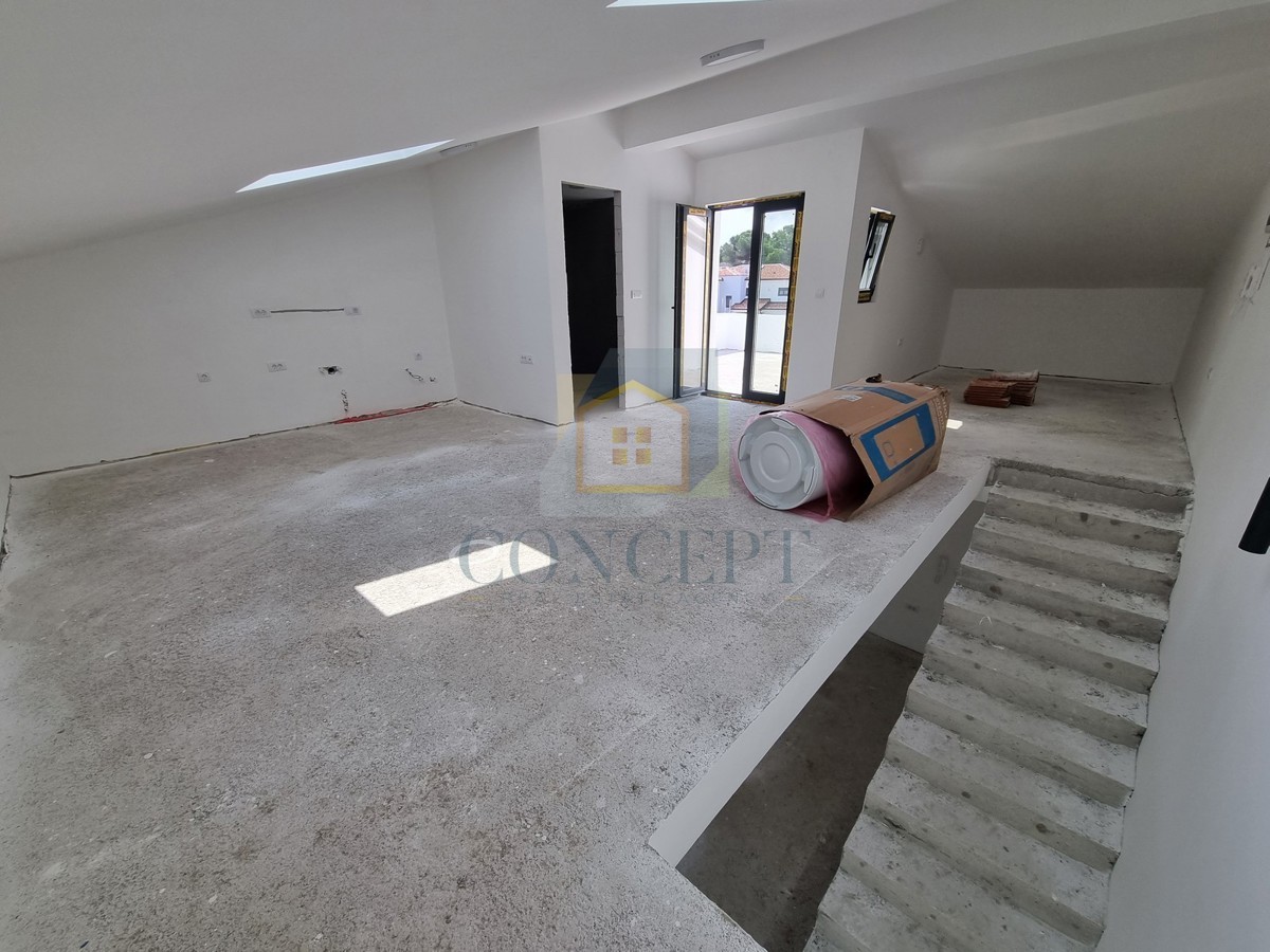 Poreč, zona circostante, Doppia casa con giardino in ottima posizione, 3 km dal mare