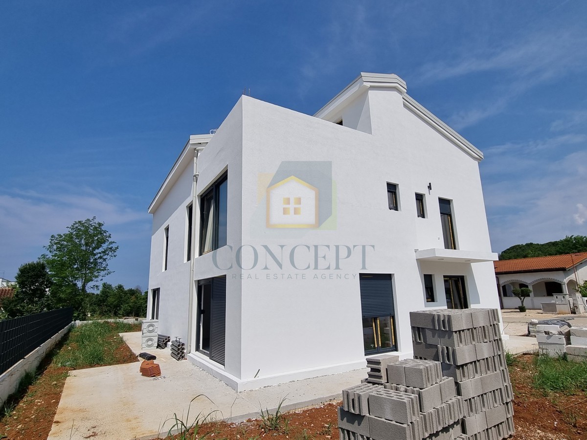 Poreč, zona circostante, Doppia casa con giardino in ottima posizione, 3 km dal mare