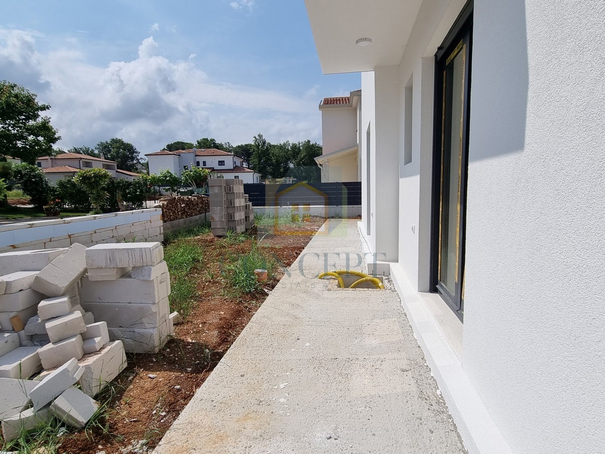 Poreč, zona circostante, Doppia casa con giardino in ottima posizione, 3 km dal mare