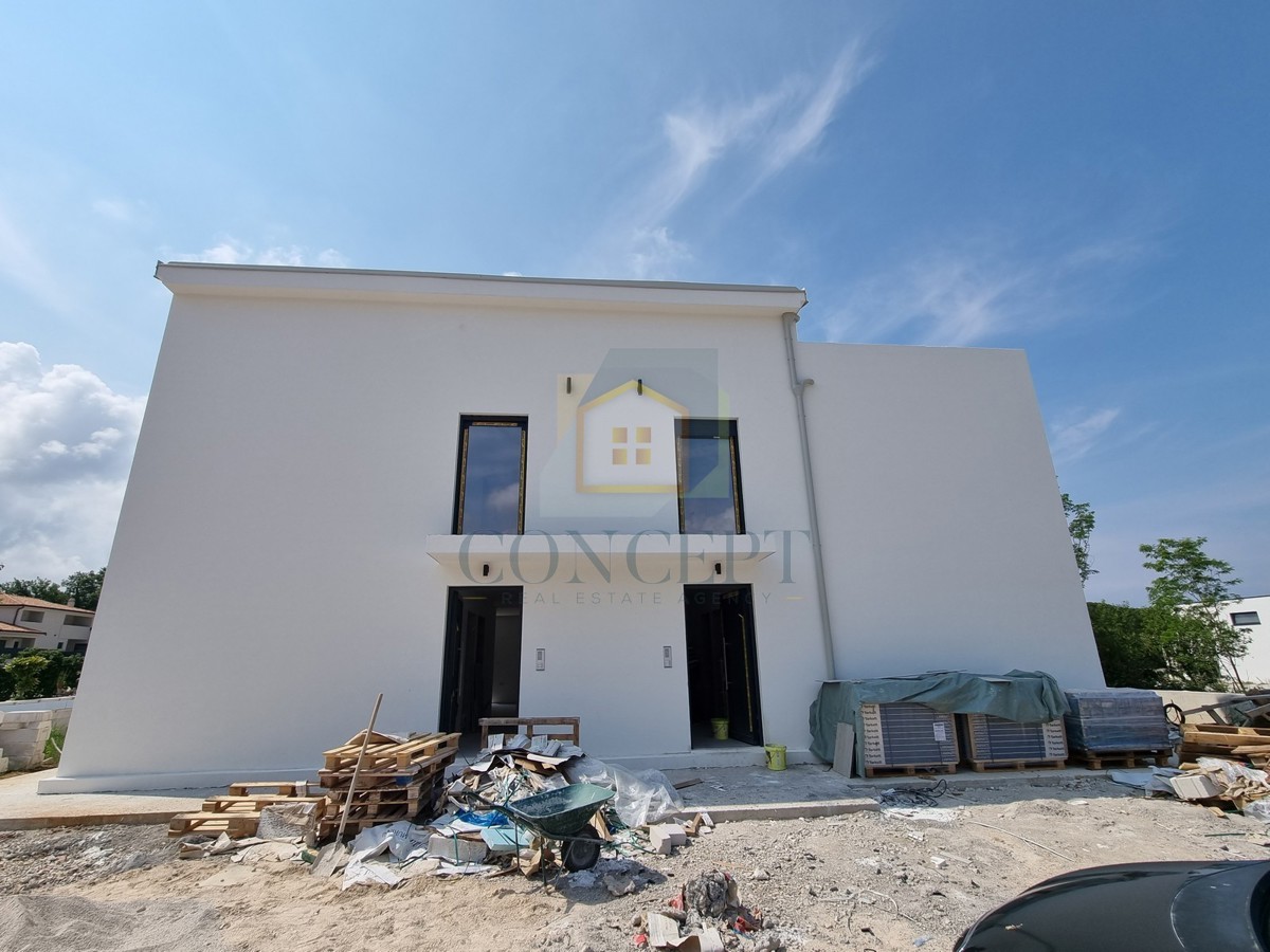 Poreč, zona circostante, Doppia casa con giardino in ottima posizione, 3 km dal mare