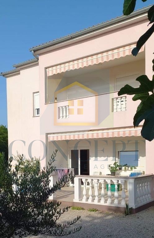 Poreč, dintorni, Casa con appartamenti in ottima posizione, a 800 m dal mare