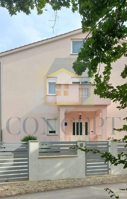 Poreč, dintorni, Casa con appartamenti in ottima posizione, a 800 m dal mare