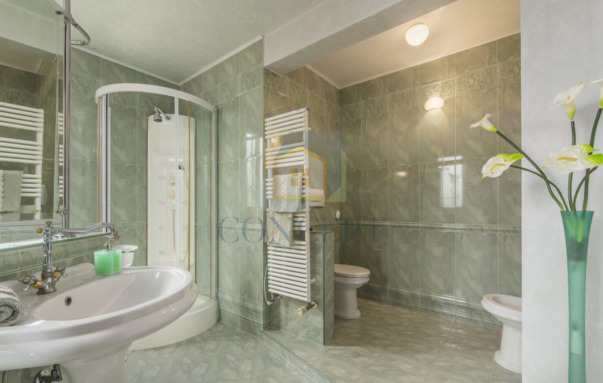 Poreč, zona circostante, Classica villa di lusso in ottima posizione, 1 km dal mare