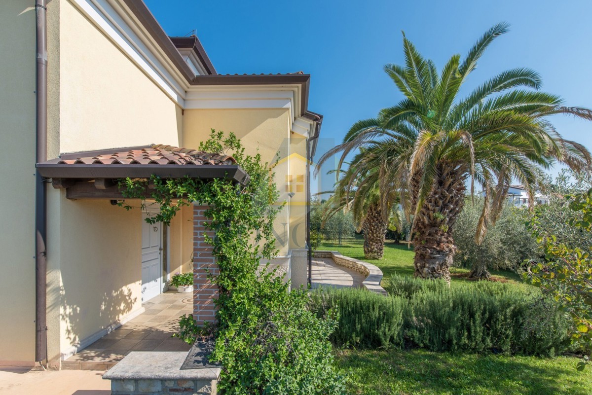 Poreč, zona circostante, Classica villa di lusso in ottima posizione, 1 km dal mare