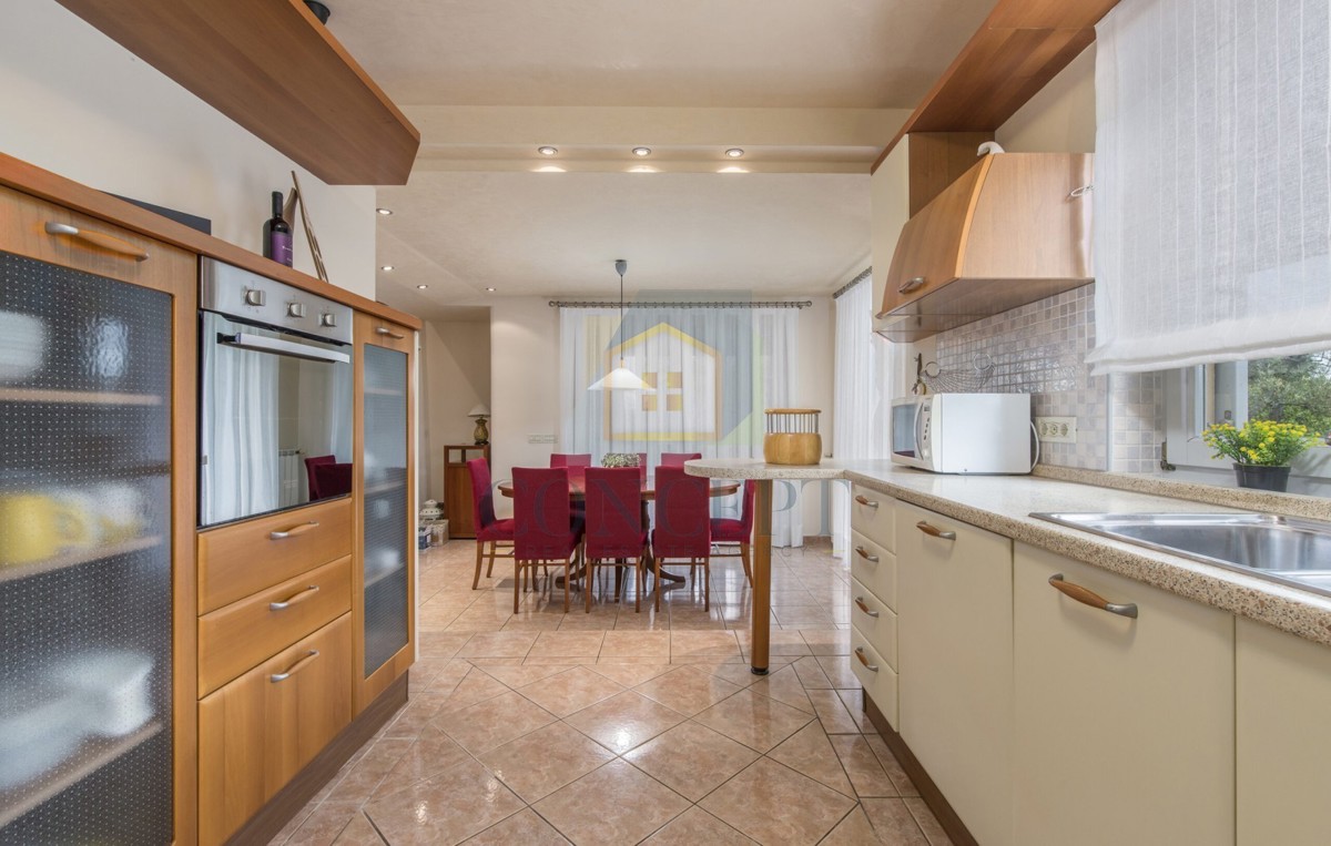 Poreč, zona circostante, Classica villa di lusso in ottima posizione, 1 km dal mare