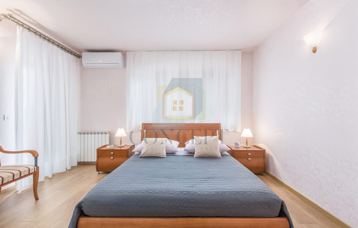 Poreč, zona circostante, Classica villa di lusso in ottima posizione, 1 km dal mare