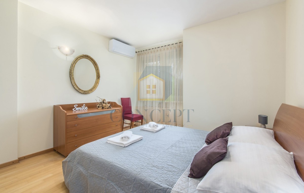 Poreč, zona circostante, Classica villa di lusso in ottima posizione, 1 km dal mare