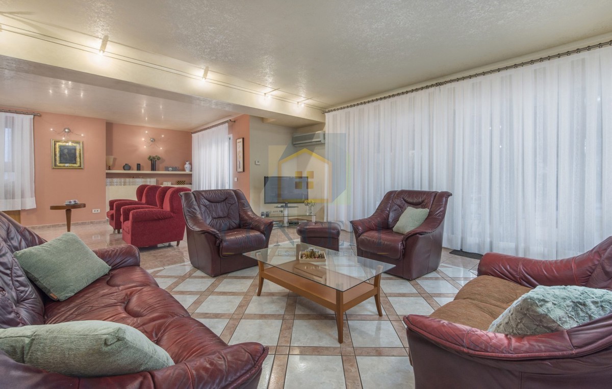 Poreč, zona circostante, Classica villa di lusso in ottima posizione, 1 km dal mare