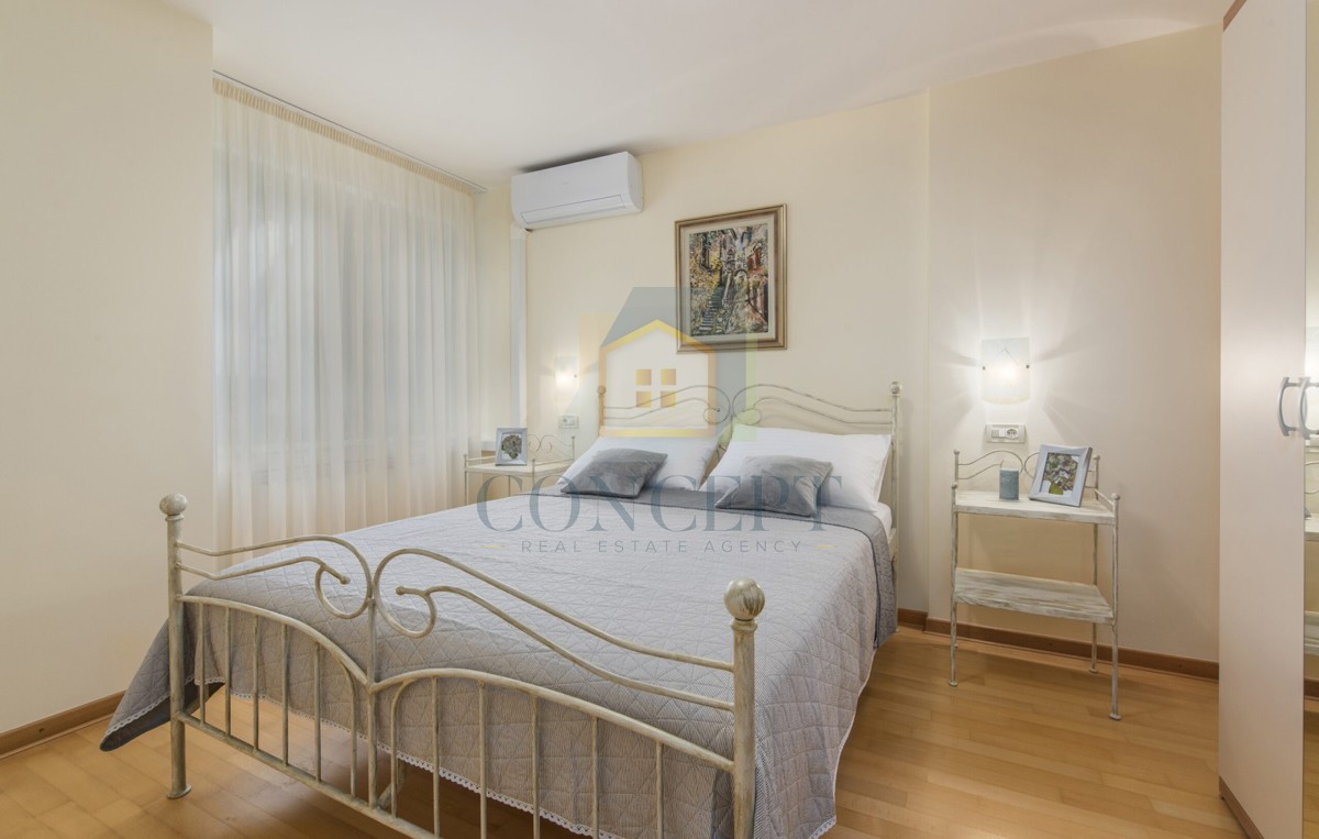 Poreč, zona circostante, Classica villa di lusso in ottima posizione, 1 km dal mare