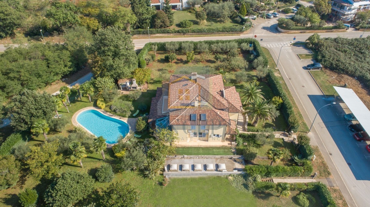 Poreč, zona circostante, Classica villa di lusso in ottima posizione, 1 km dal mare
