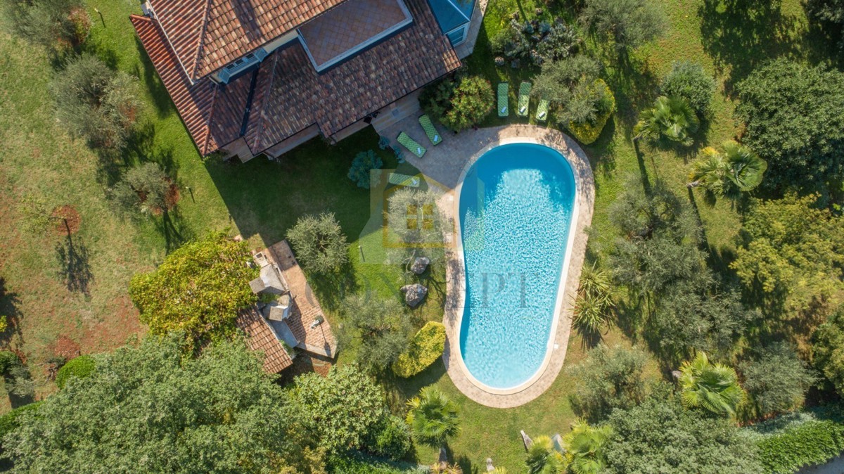Poreč, zona circostante, Classica villa di lusso in ottima posizione, 1 km dal mare