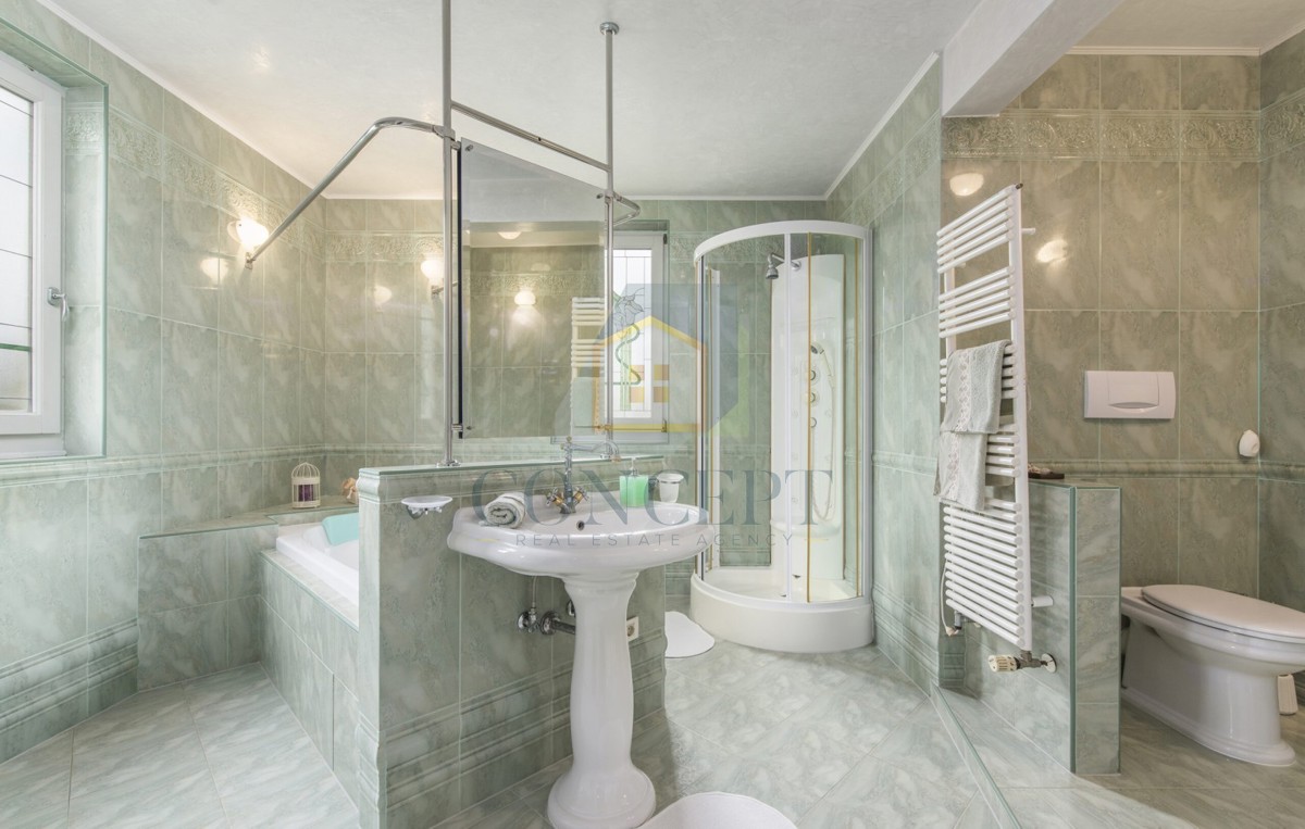 Poreč, zona circostante, Classica villa di lusso in ottima posizione, 1 km dal mare